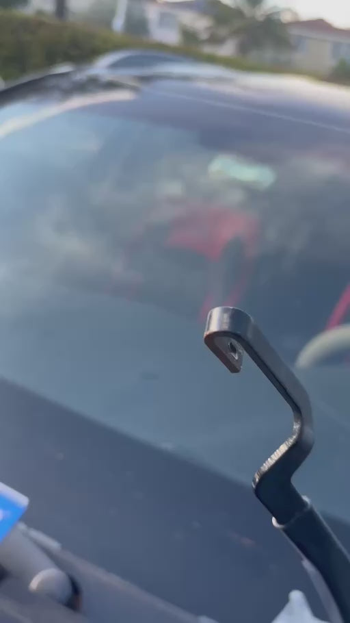 Rawl Market USA owner demonstration of the U-hook windshield wiper blade connector and installation